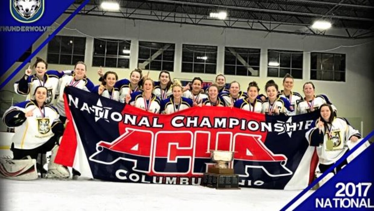 L'équipe féminine de l'Université Lakehead championne de l'American Collegiate Hockey Association. L'équipe féminine de l'Université Lakehead championne de l'American Collegiate Hockey Association.