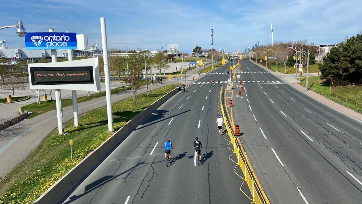Un boulevard vu d'un viaduc.