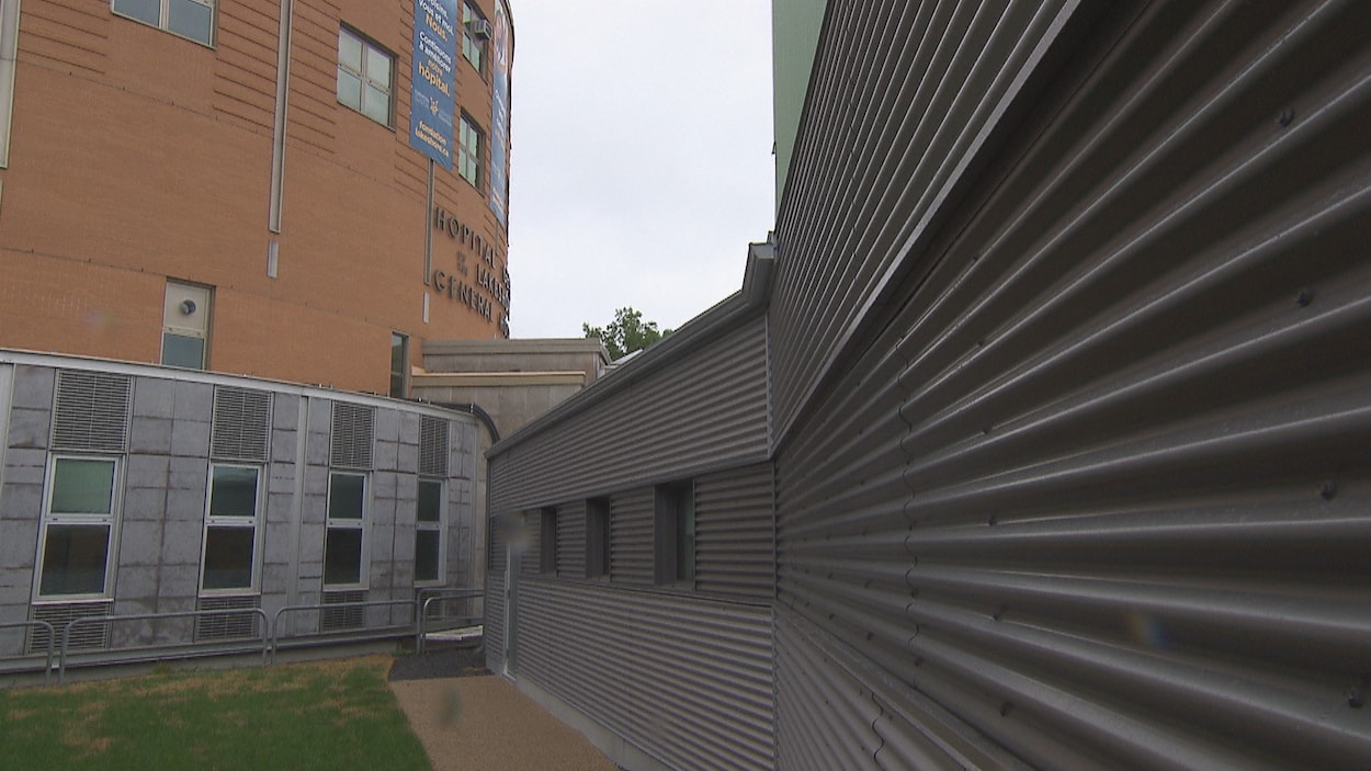 Un bâtiment en métal est rattaché au bâtiment en briques.