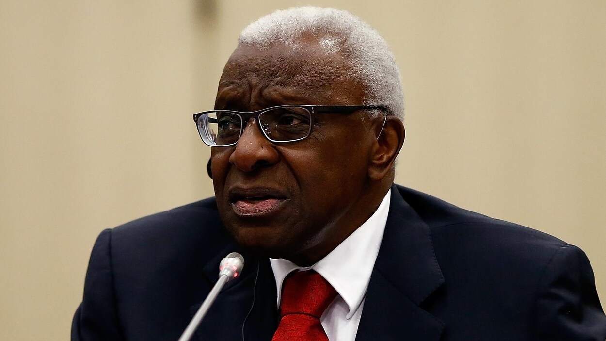 Lamine Diack, l'air soucieux, répond aux questions.