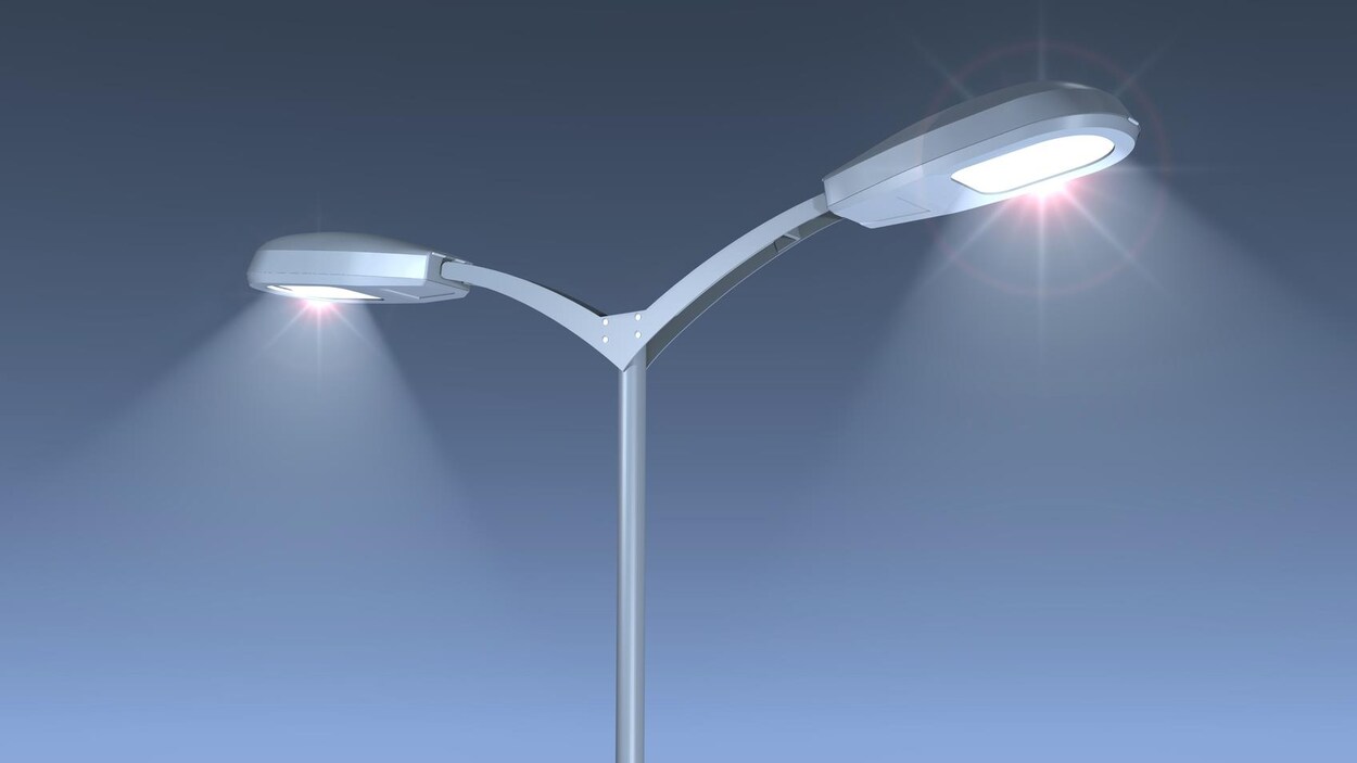 Un lampadaire éclaire dans la nuit.