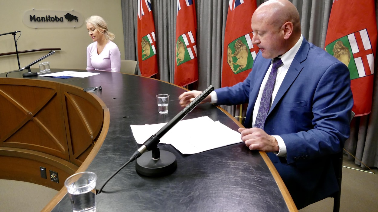 L’infirmière en chef de Soins communs Manitoba, Lanette Siragusa, et le médecin hygiéniste en chef, Brent Roussin, en conférence de presse.