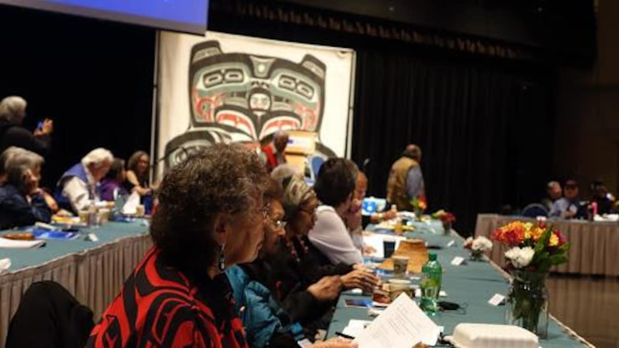 Des participants du sommet sur les langues autochtones rassemblés autour de tables à Juneau.