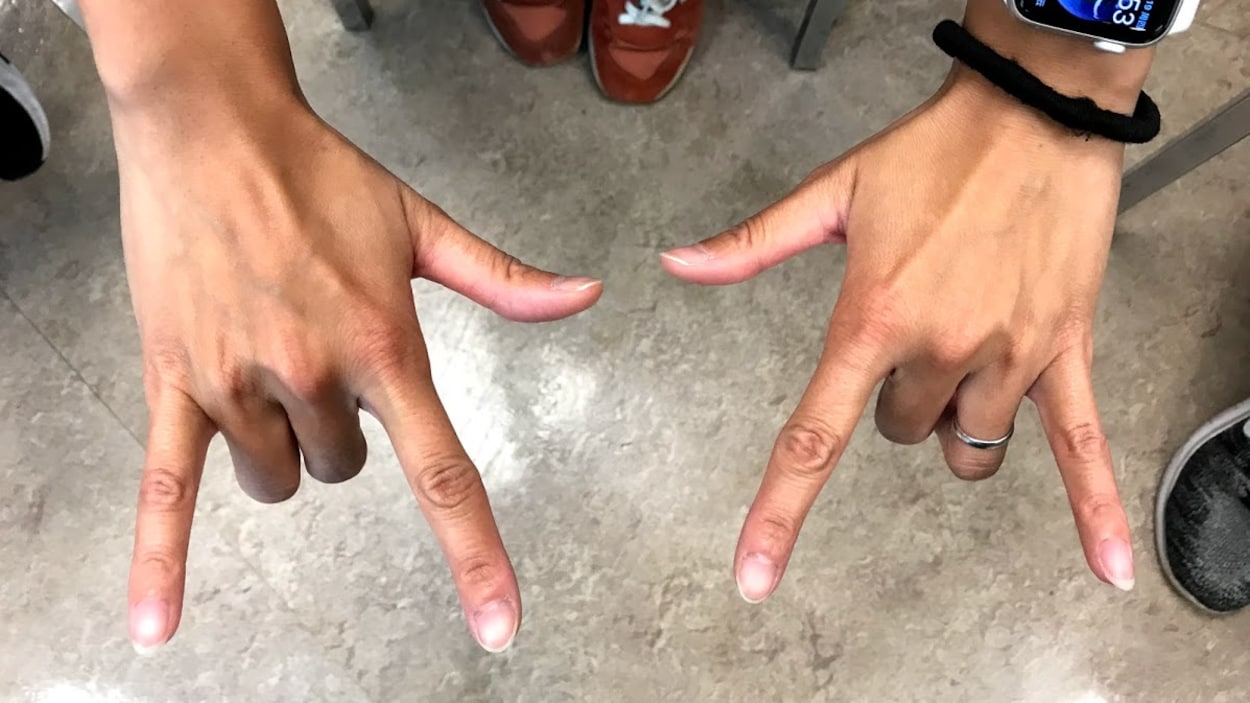 Des mains signent la langue des signes américaine (ASL).