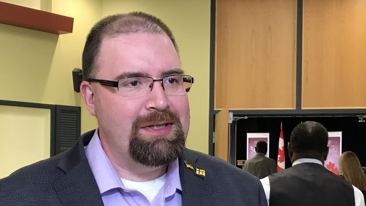 Denis Simard est en entrevue à la rotonde à la Cité.