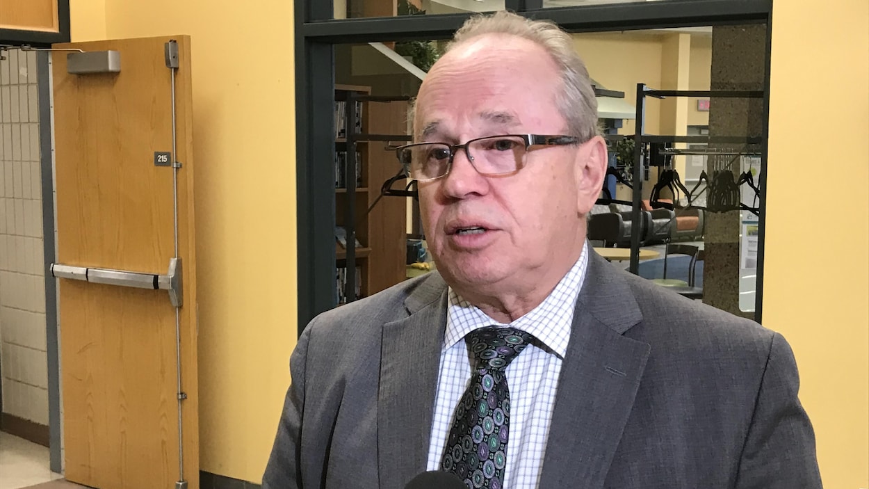 Jean Johnson est en entrevue dans la rotonde à La Cité.