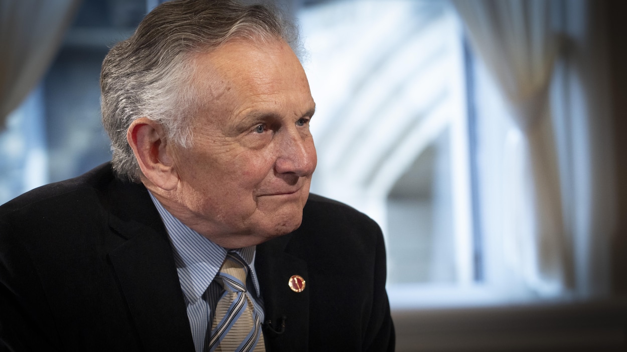 Larry Smith quitte le Sénat mais ne se retire pas au vestiaire