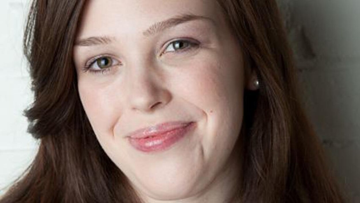 Laura Babcock sourit à la caméra.