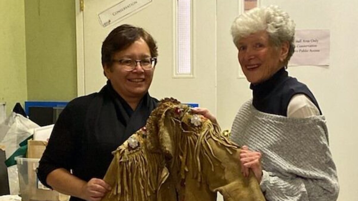 Laura Chaboyer (à gauche) et Sharon Leveque (à droite) posent avec un manteau dans leurs mains.