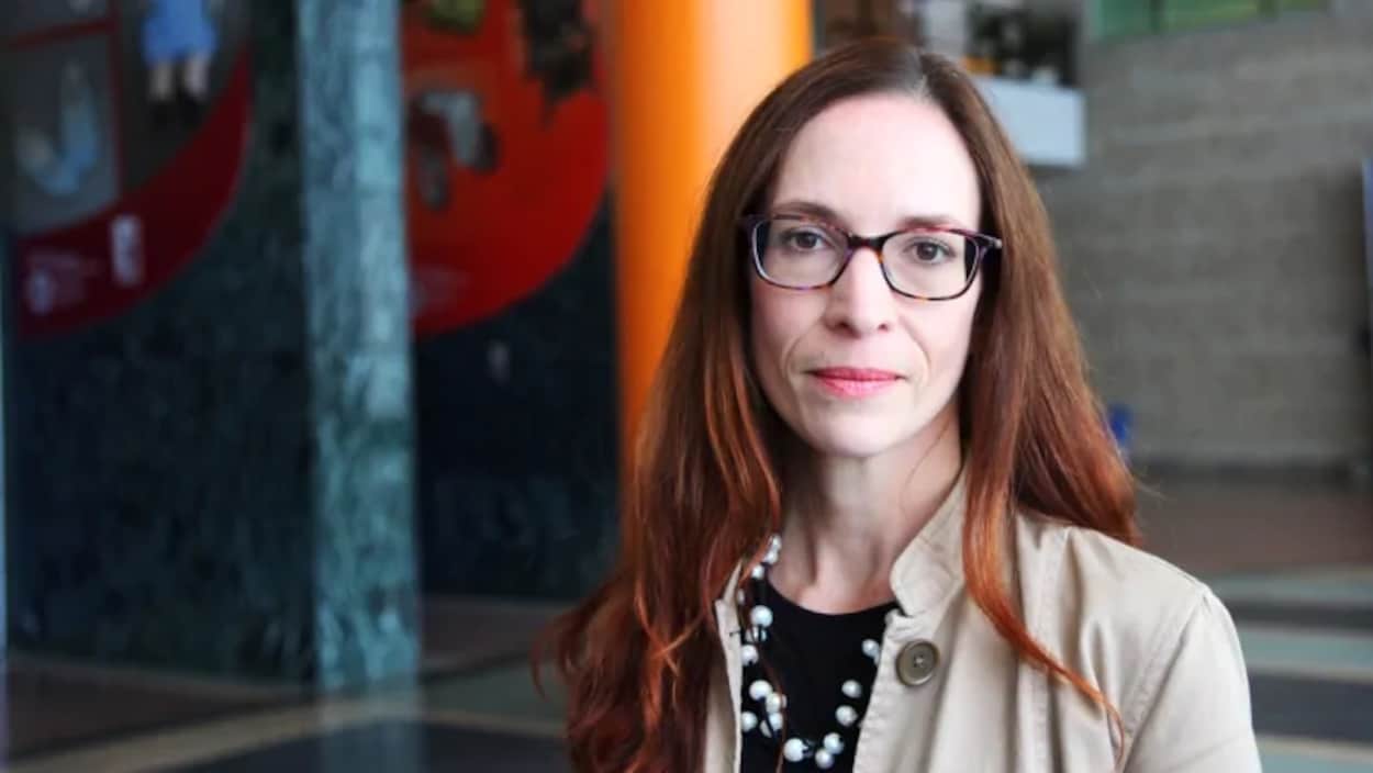Laura Dudas regarde la caméra.