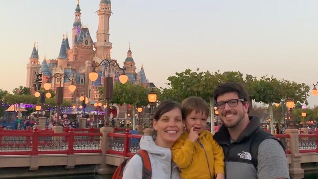 Lauren Williams de Langley, en Colombie-Britannique, avec son mari Tom Williams et leur fils James au parc d'amusement Disney.