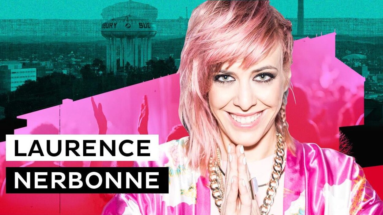 La chanteuse a les mains jointes et est habillée en rose. La chanteuse a les mains jointes et est habillée en rose.