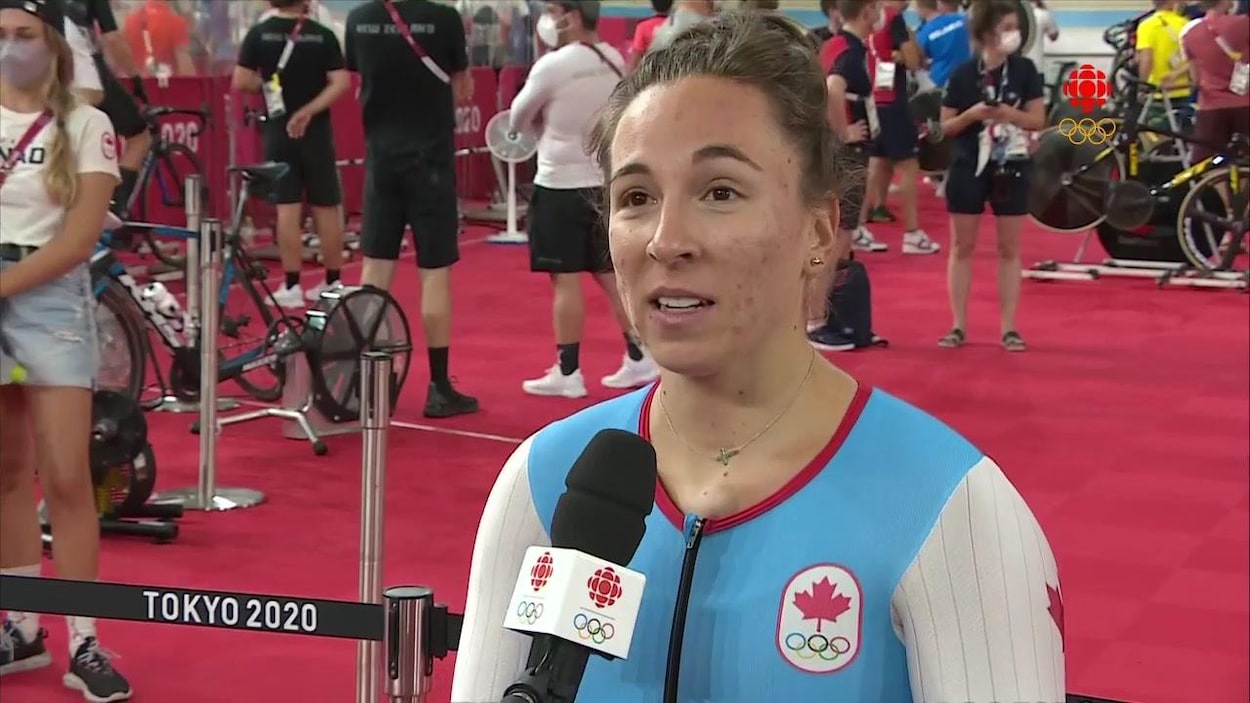 Lauriane Genest parle dans un micro.