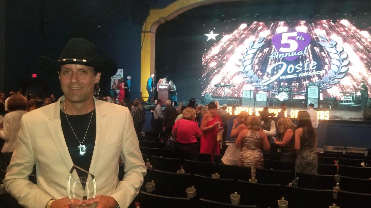 Laurie LeBlanc avec son trophée après le gala.