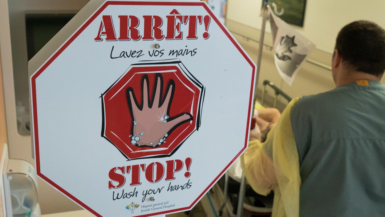 Un panneau indiquant l'obligation de se laver les mains.