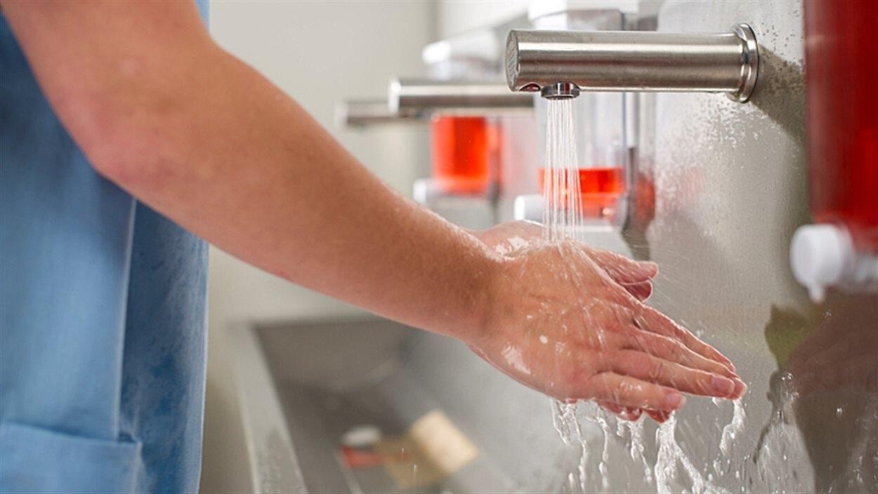 Le lavage des mains prévient efficacement les maladies nosocomiales dans les hôpitaux. Le lavage des mains prévient efficacement les maladies nosocomiales dans les hôpitaux.