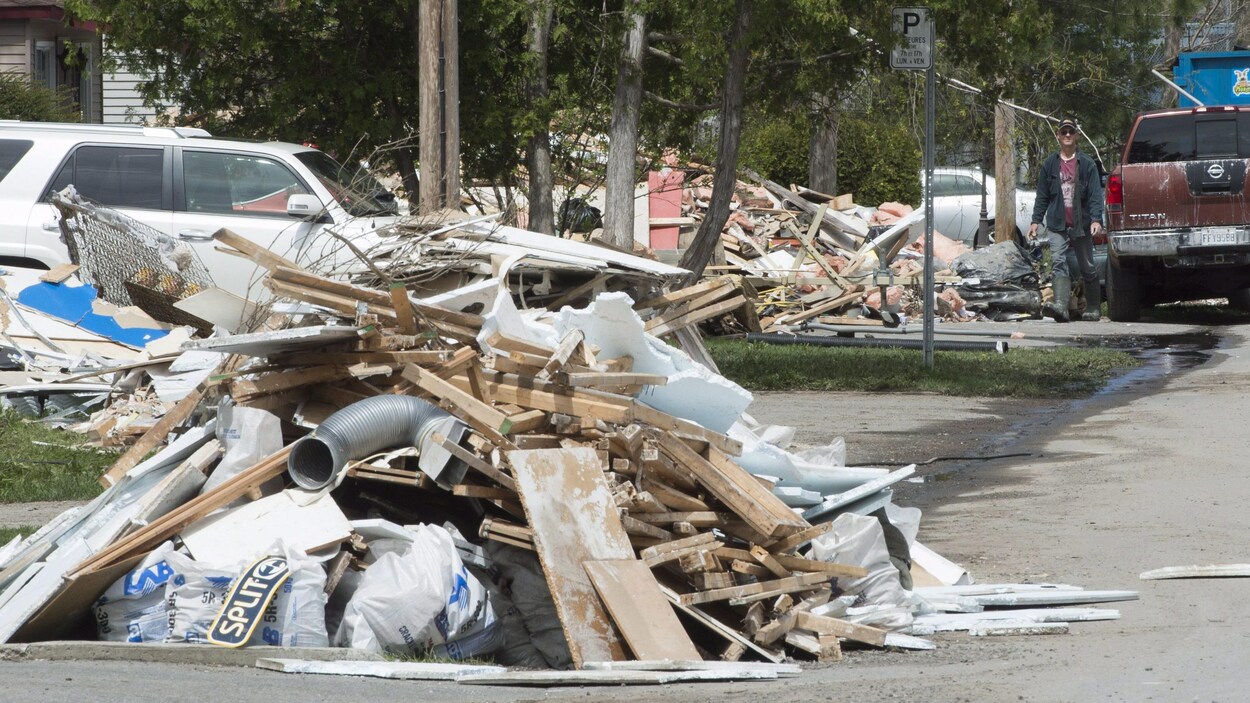 Les débris dans les rues de Laval après les inondations Les débris dans les rues de Laval après les inondations