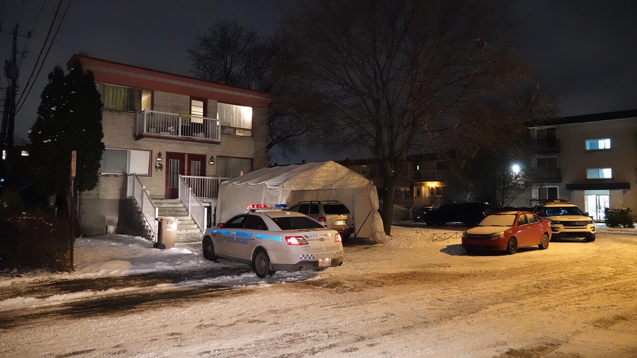 Une voiture de police devant une maison.