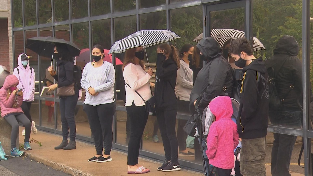 File d'attente sur un site de dépistage de la COVID-19 à Laval.