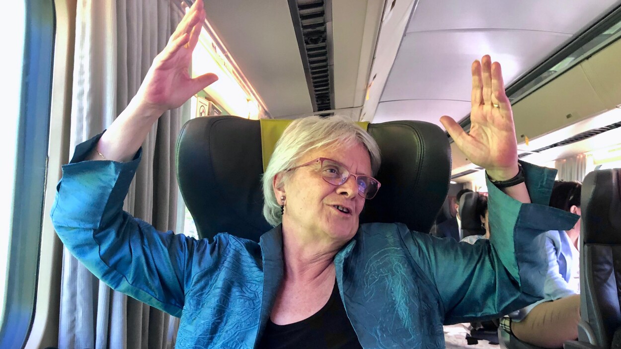 Une image de la députée fédérale de Laurier-Sainte-Marie, Hélène Laverdière, à bord du train faisant la navette entre la capitale fédérale et Montréal. Elle revient sur son parcours politique des huit dernières années à Ottawa.