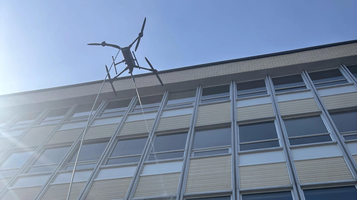 Une entreprise de Saguenay utilise un drone laveur de vitres