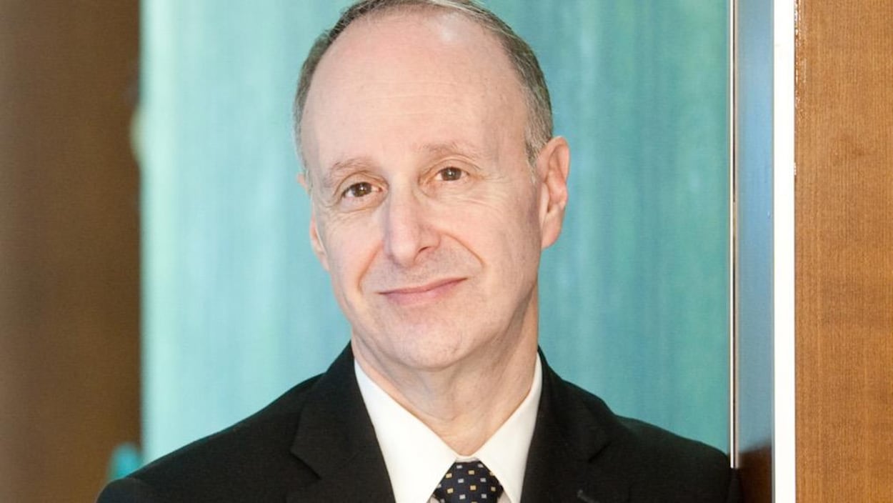 Gros plan du Dr Lawrence Rosenberg.