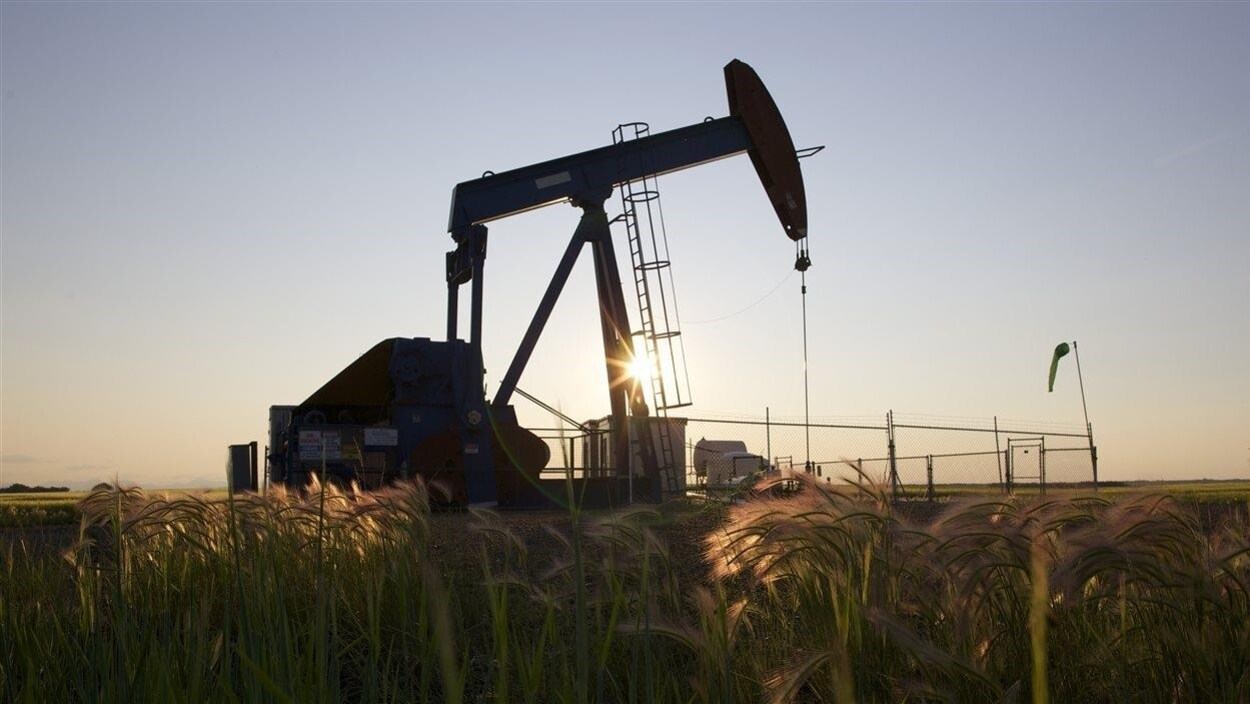 Un puits de pétrole près de Calgary Un puits de pétrole près de Calgary