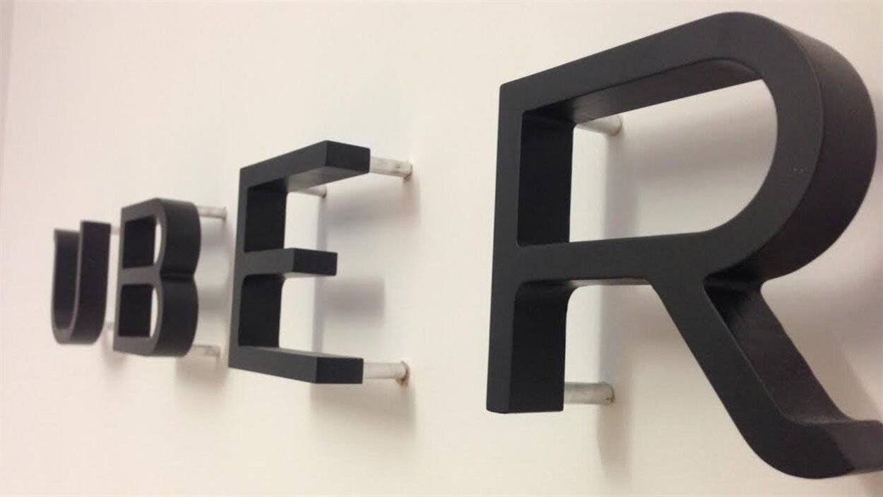 Le logo d'Uber est affiché sur un mur.