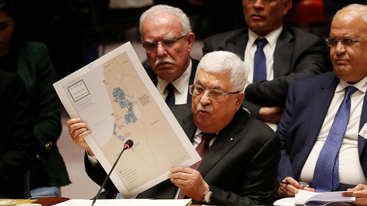 Un homme présente une carte géographique.
