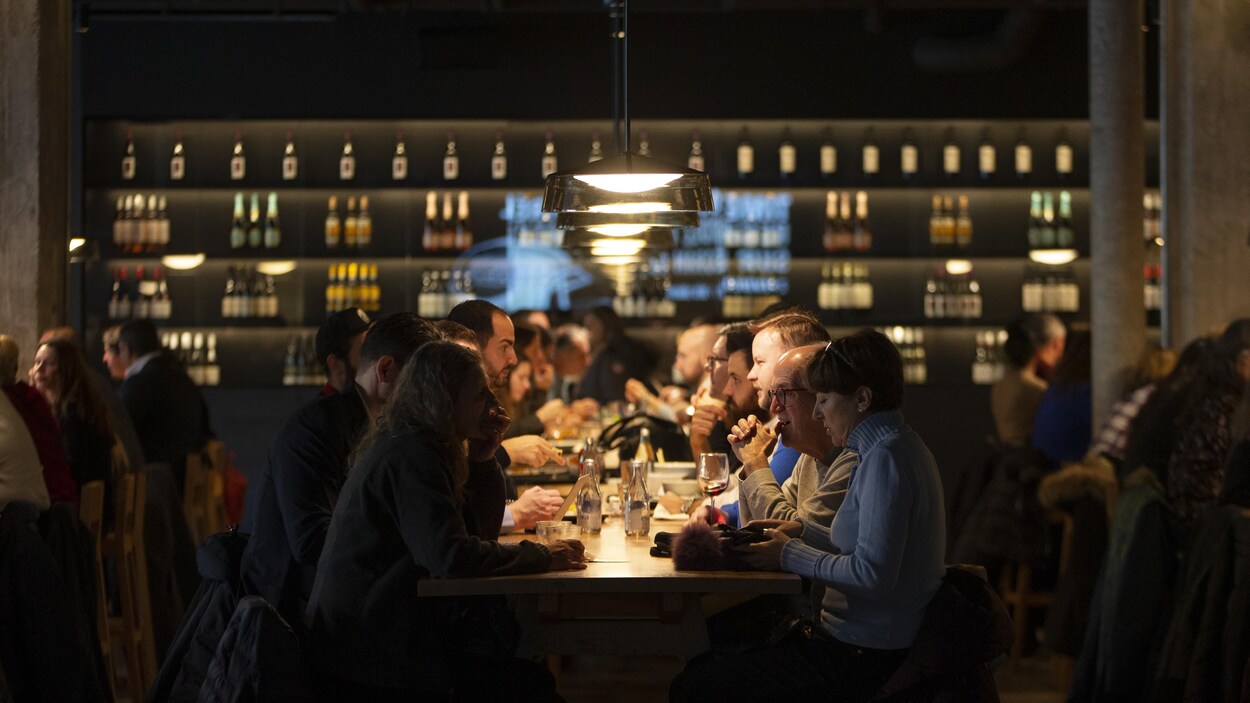 Des clients assis à une table dans un restaurant.