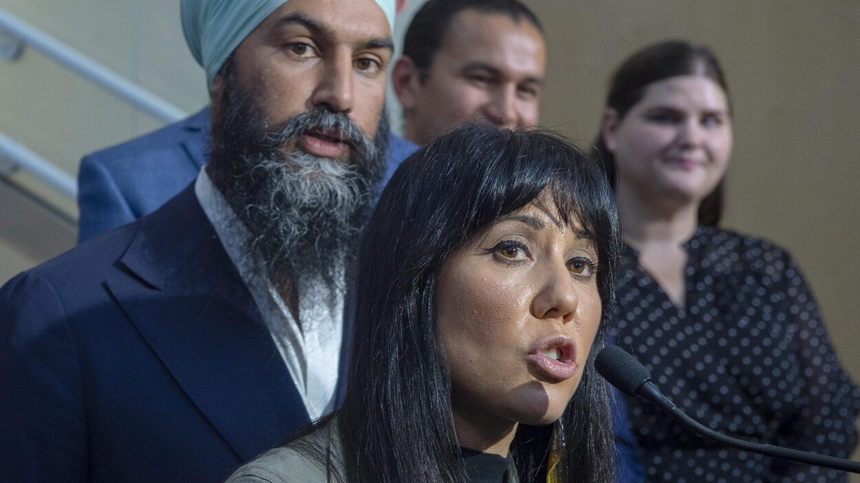 Mme Gazan répond aux questions de la presse, aux côtés de son chef, Jagmeet Singh.