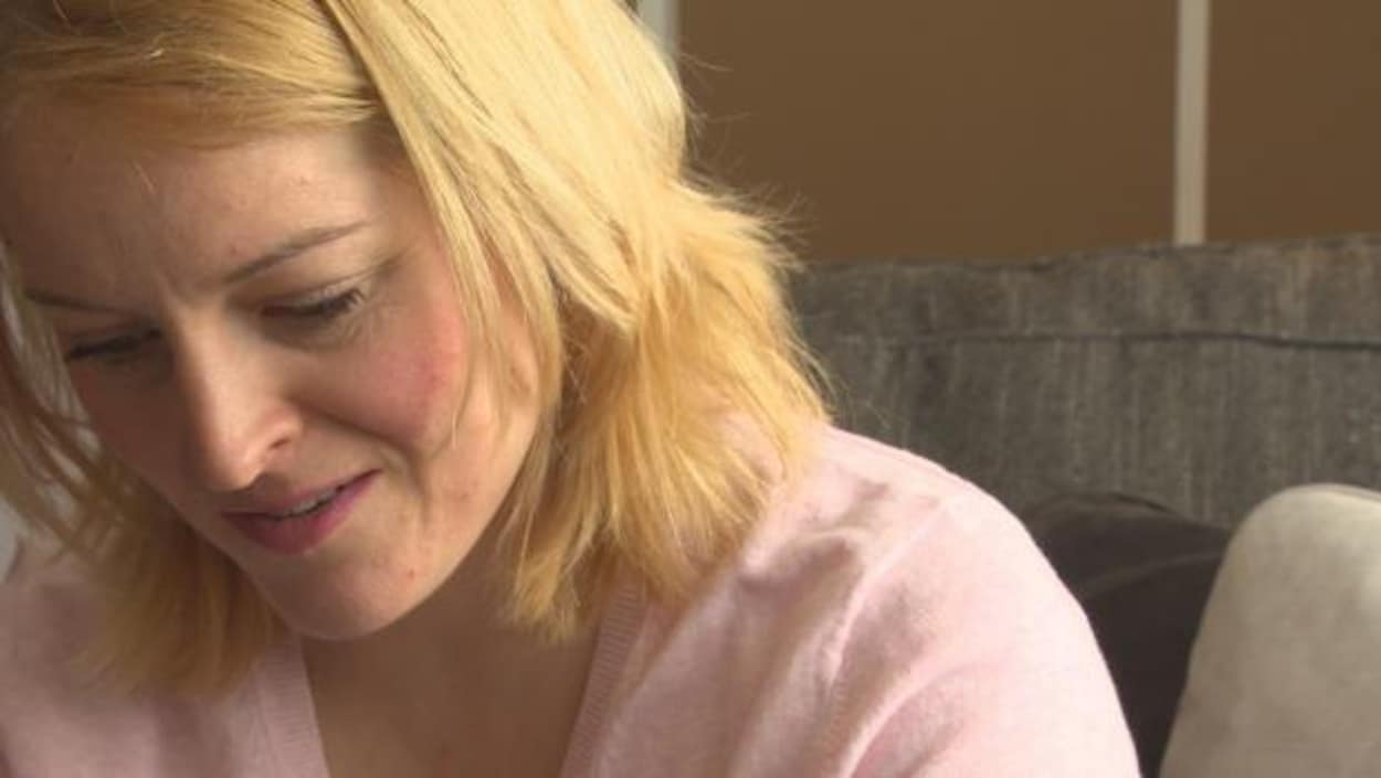 Leah Ross, une femme blonde Leah Ross, une femme blonde