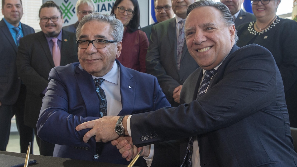 Le premier ministre Francois Legault et le grand chef cri Abel Bosum ont signé lundi à Montréal un protocole d’entente permettant le développement économique à long terme de la région d’Eeyou Istchee Baie-James.