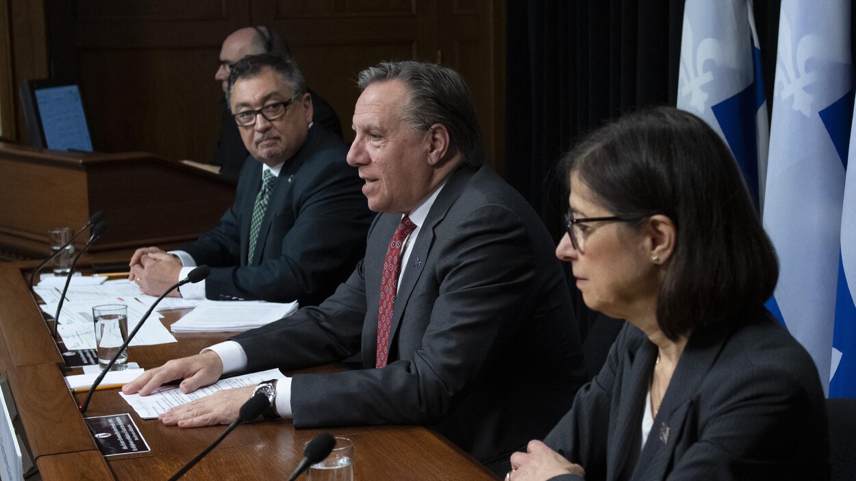 Le « trio gouvernemental » en conférence de presse.