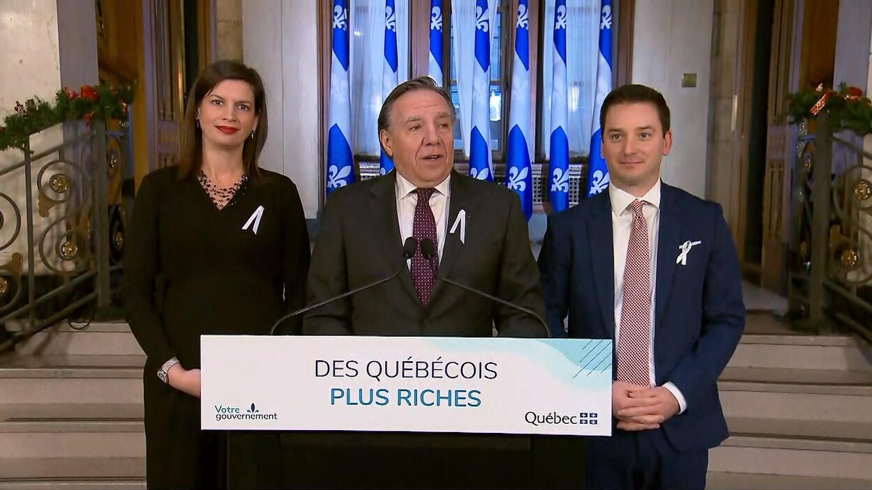 François Legault s'adresse aux journalistes.