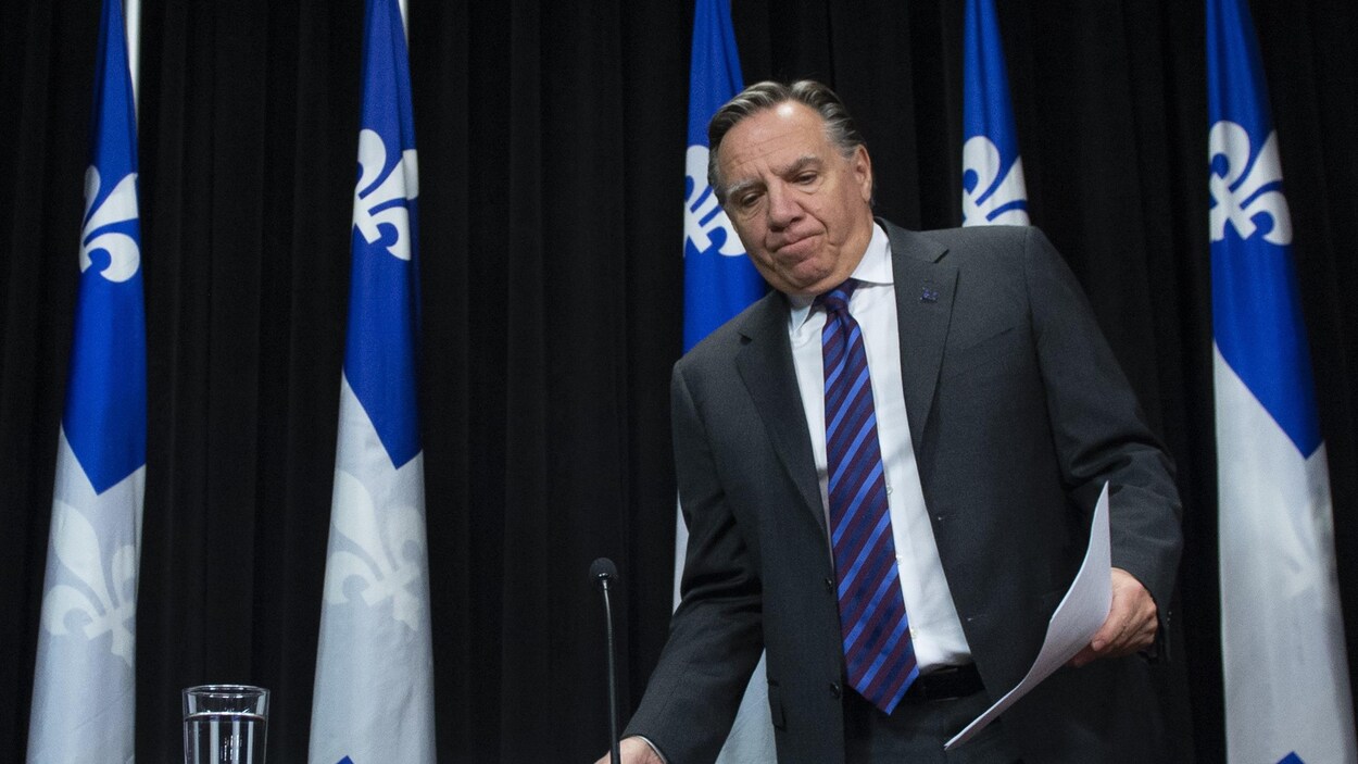 M. Legault arrivant à la conférence de presse.