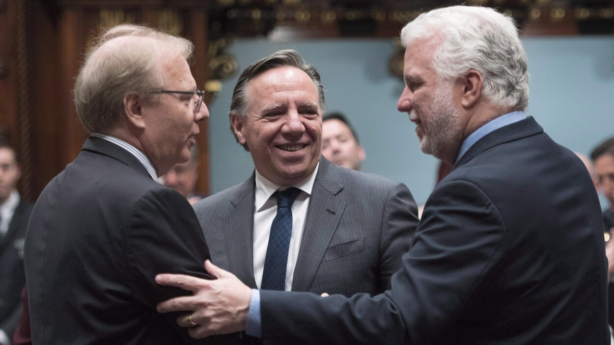 Trois personnes debout. Trois personnes debout.