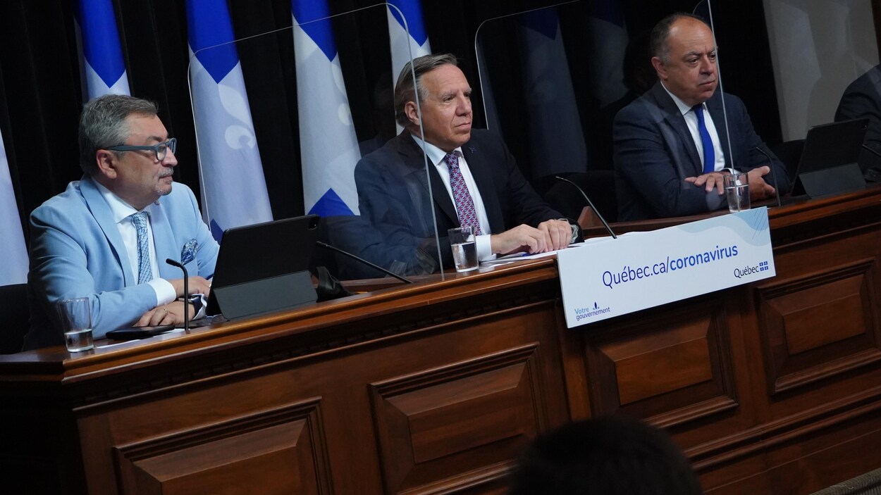 Le premier ministre François Legault (au centre) en compagnie du ministre de la Santé Christian Dubé (à droite) et du directeur de la santé publique du Québec Horacio Arruda (à gauche).