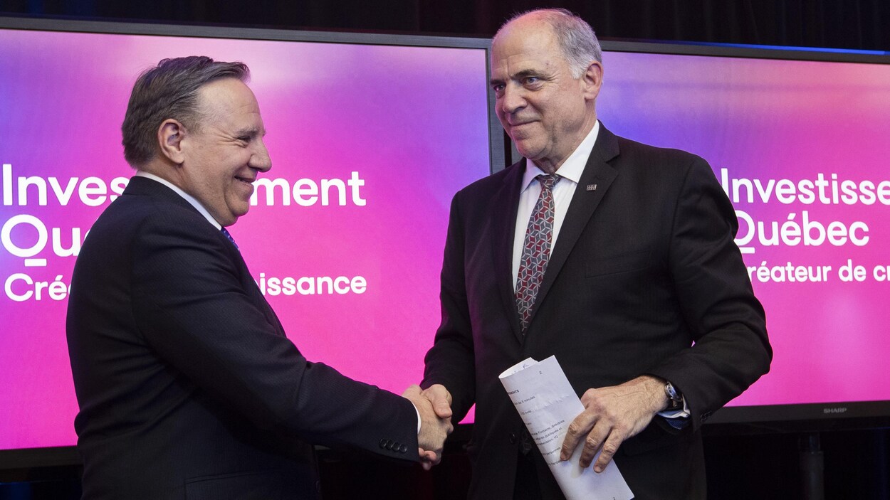 François Legault et Pierre Fitzgibbon se serrent la main.