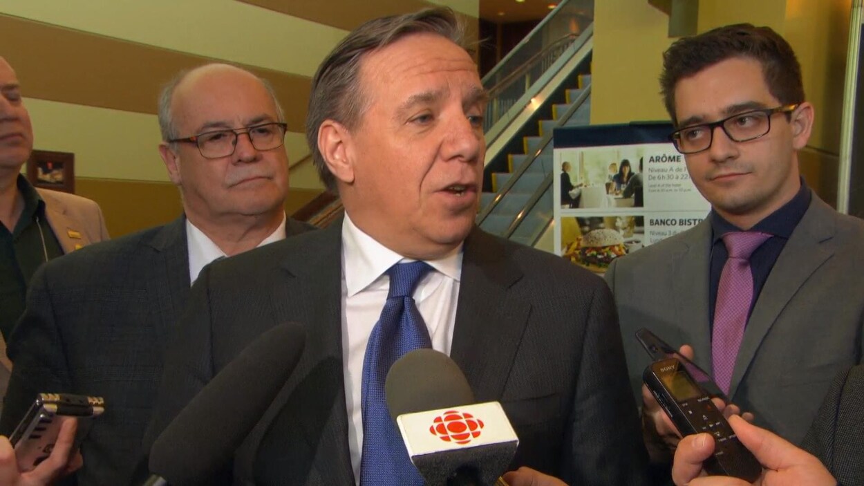 Le chef de la CAQ, François Legault, lors d'une mêlée de presse jeudi à Gatineau. Le chef de la CAQ, François Legault, lors d'une mêlée de presse jeudi à Gatineau.