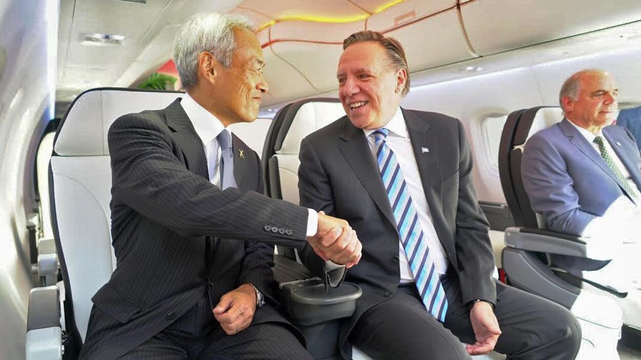 François Legault serre la main de Hitoshi Iwasa.
