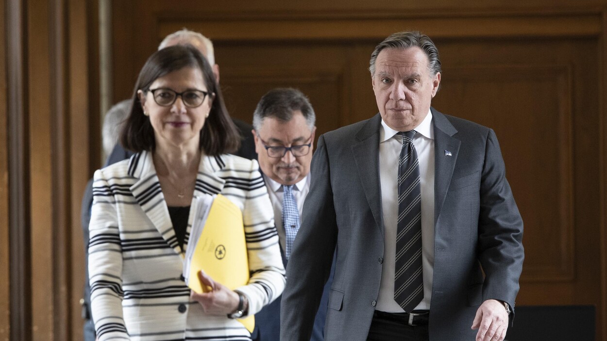 Le « trio gouvernemental » se rendant à sa conférence de presse quotidienne.