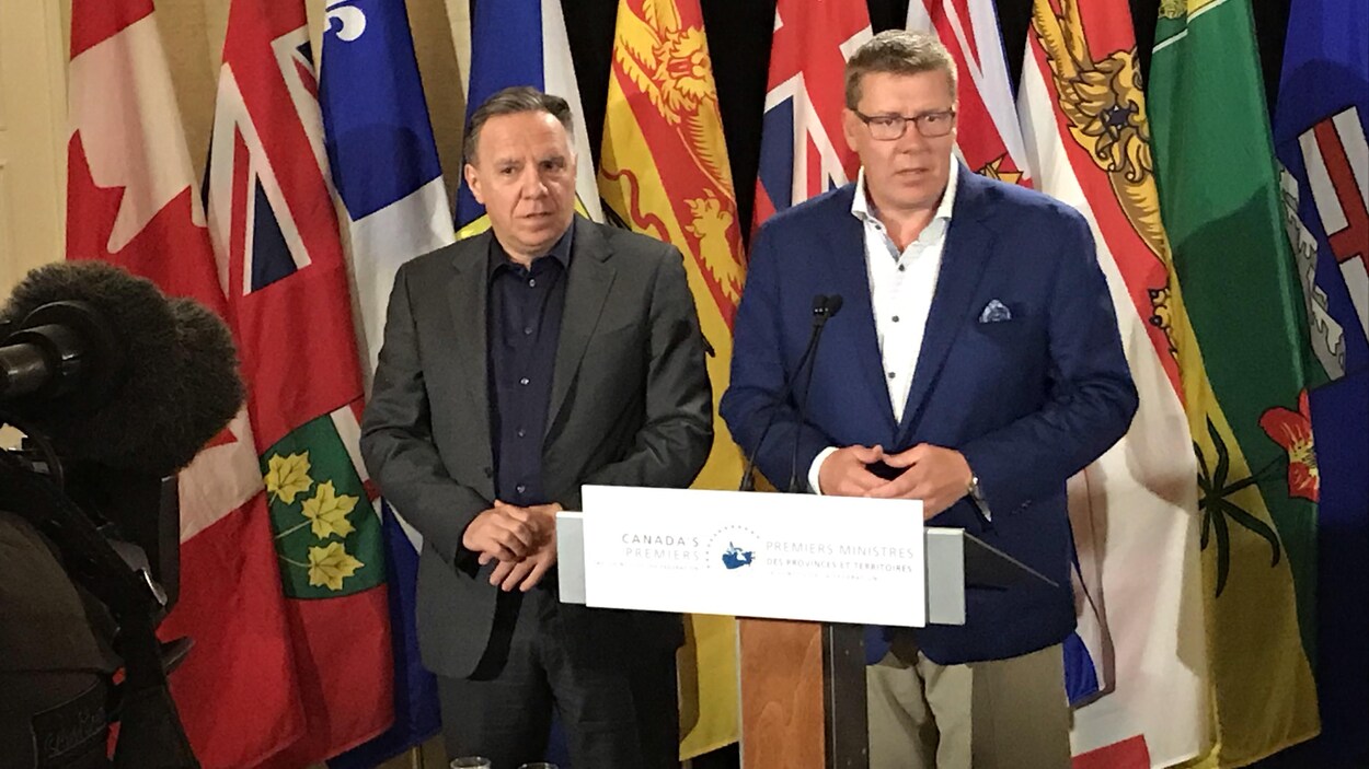 François Legault et Scott Moe derrière un pupitre en point de presse