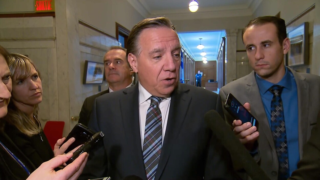 François Legault devant des journalistes