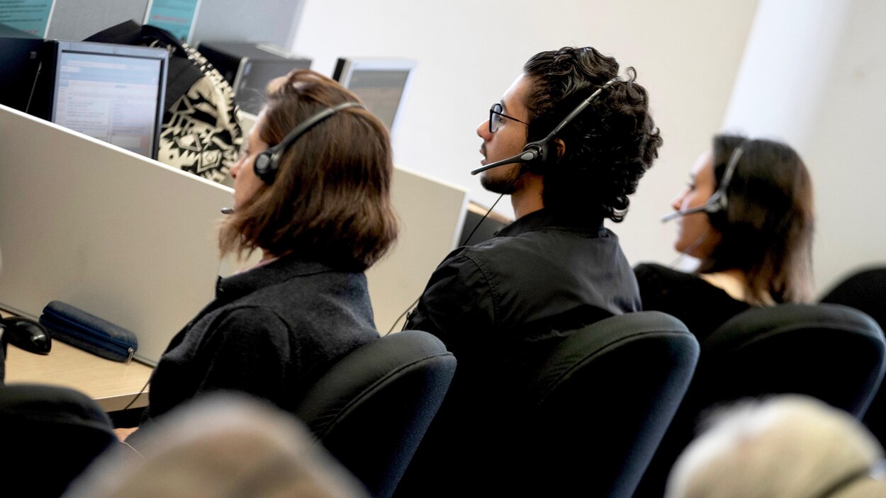 Des employés dans un centre d’appels de la firme de sondages Léger, à Montréal.