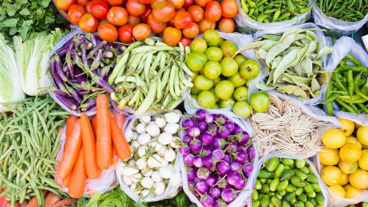 Divers légumes (pois, carottes, tomates, chous...) sur l'étal d'un marché