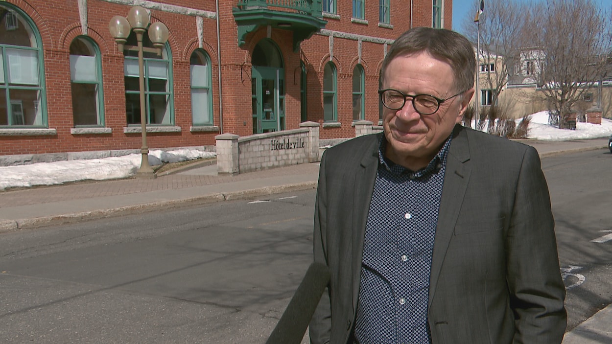 Le maire de Lévis, Gilles Lehouillier, en entrevue à l'extérieur au mois de mars.