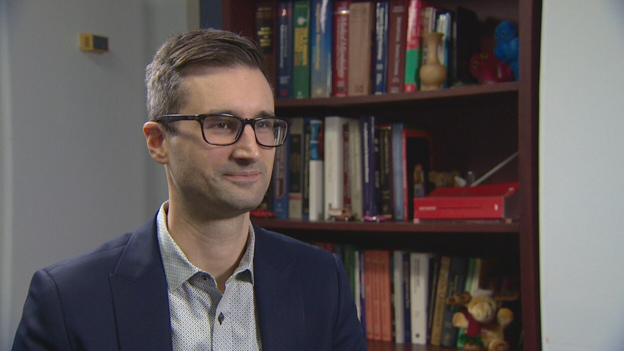 Jérôme Leis répondant à une entrevue