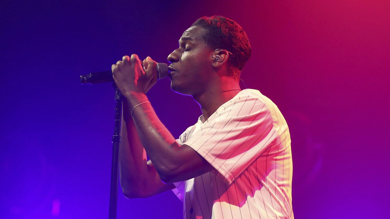Le chanteur Leon Bridges chante au micro du Moody Theatre, le 2 septembre 2018, lors d'un concert à Austin, au Texas.