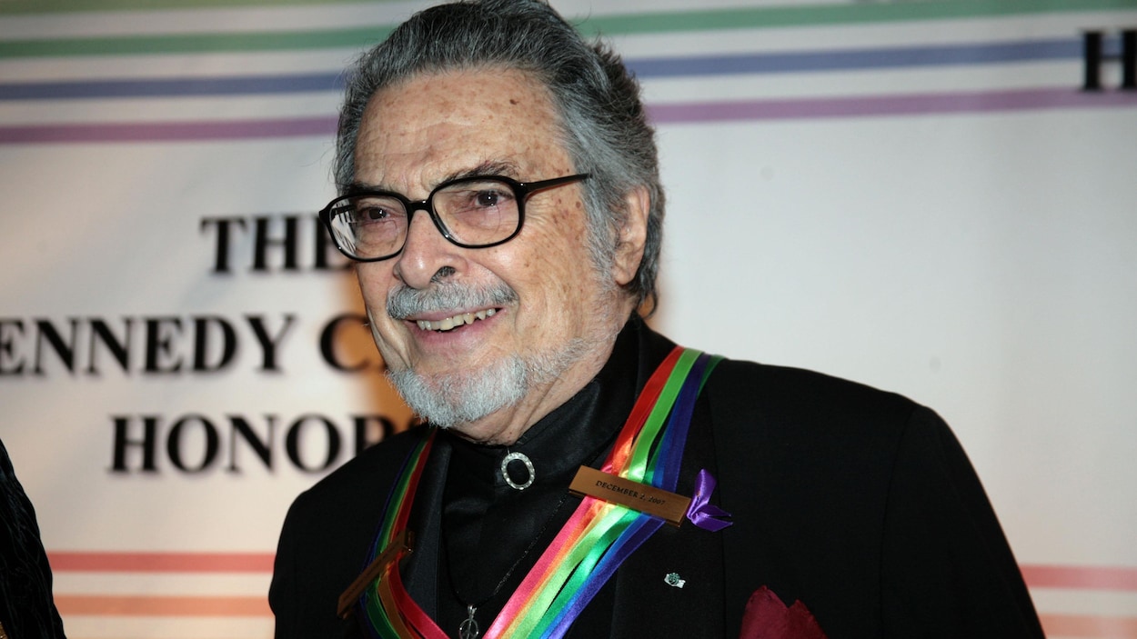 L'homme porte une médaille lors d'un événement.